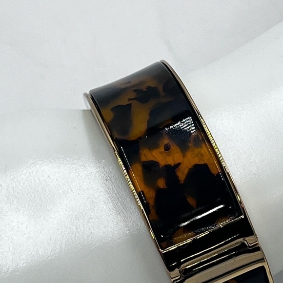 J Crew Tortoise Gold Hinge clamp bracelet Bangle Width: 3/4" - Picture 5 of 16